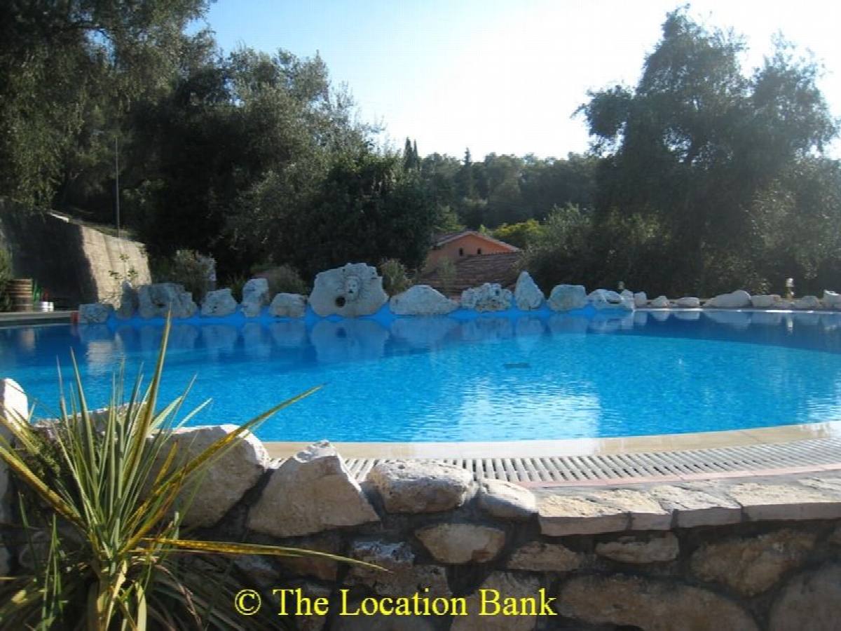 Swimming Pool und bar