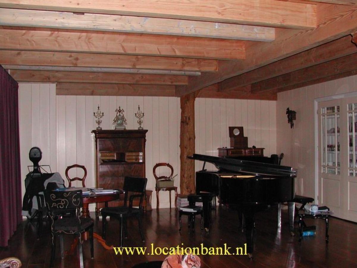 Woonkamer met piano vleugel