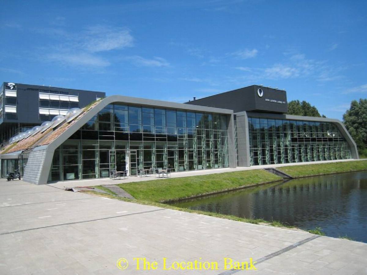Moderne building