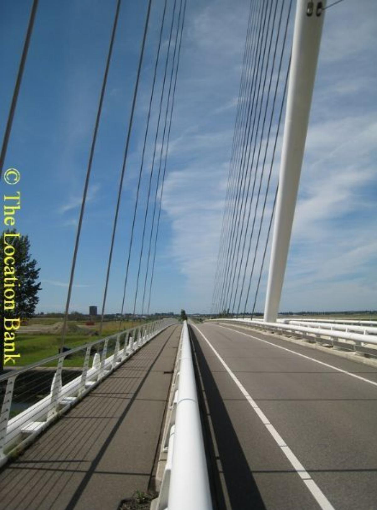 weg over eeen moderne brug