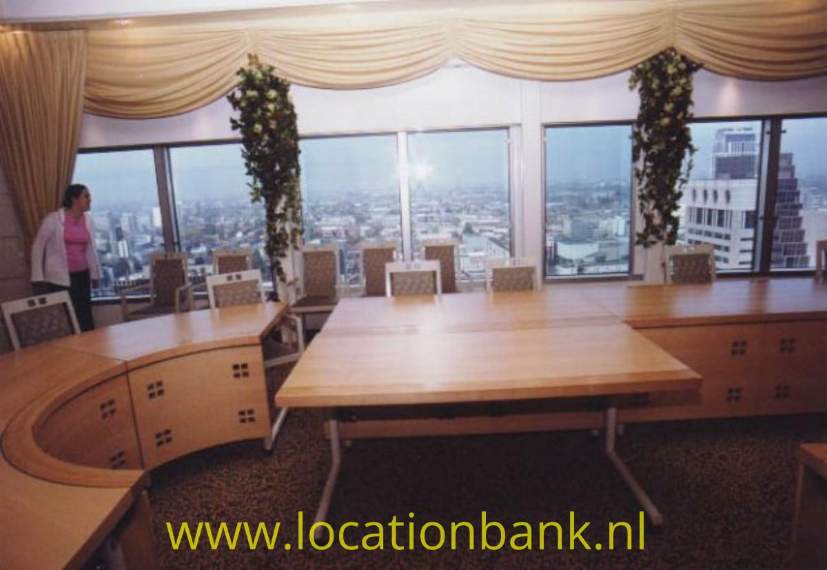 Boardroom/vergaderzaal met prachtig uitzicht over de skyline van een stad