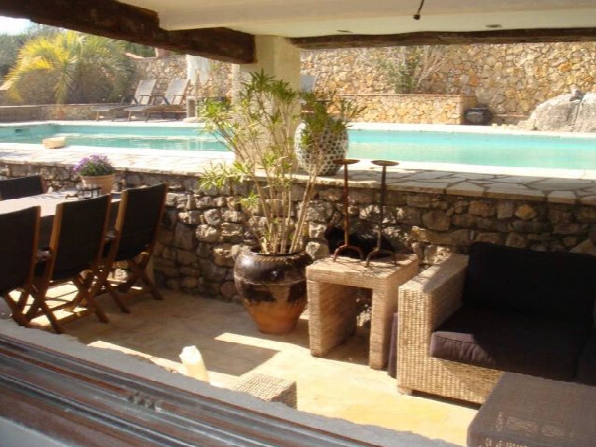Terrasse 3 near pool