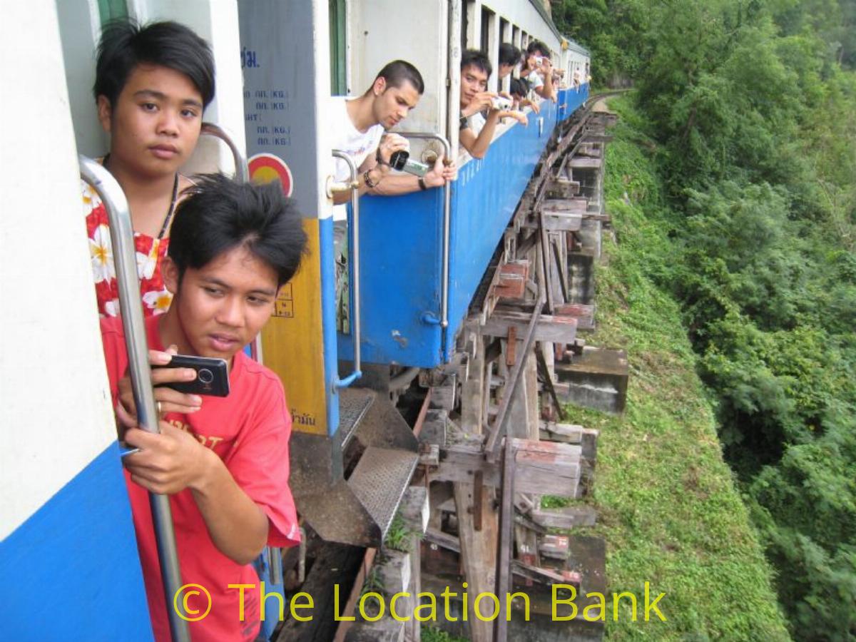 Oude spoorlijn en trein