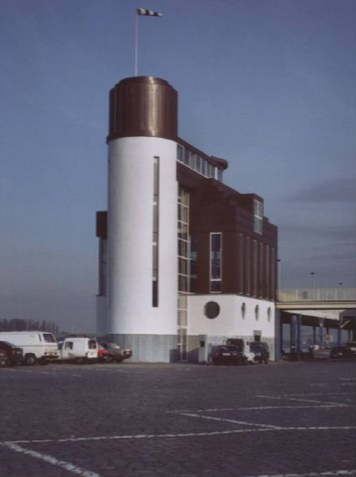 Moderne restaurant at the watersite