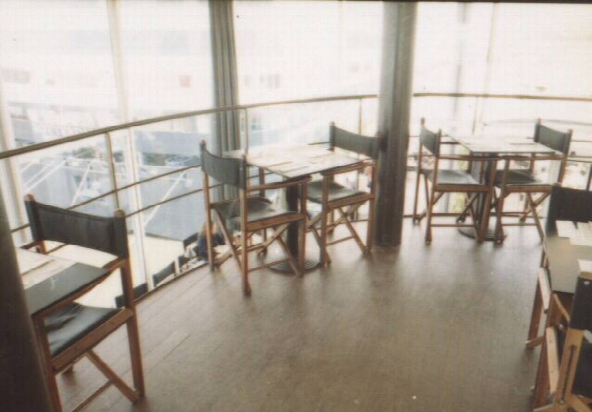 Moderne restaurant at the watersite