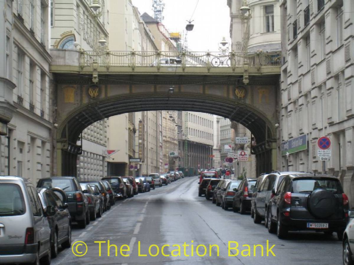 Urban Street mit alte Br&uuml;cke