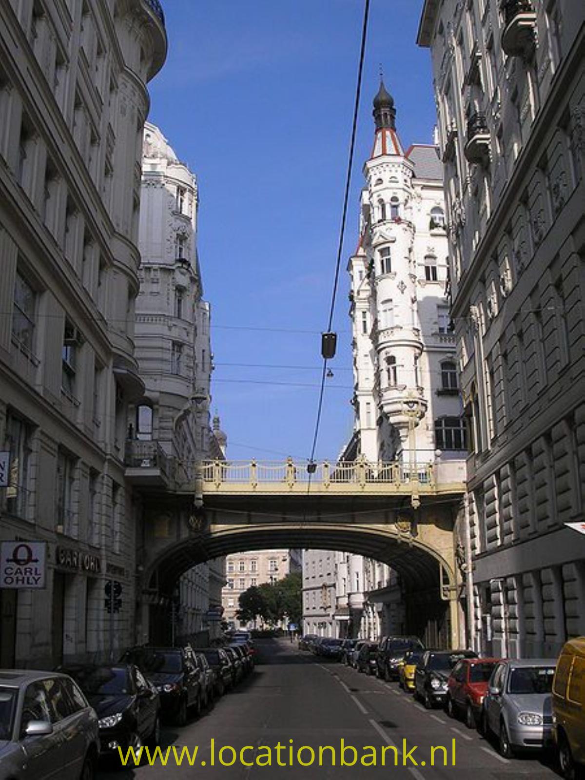 Straat met brug of viaduct