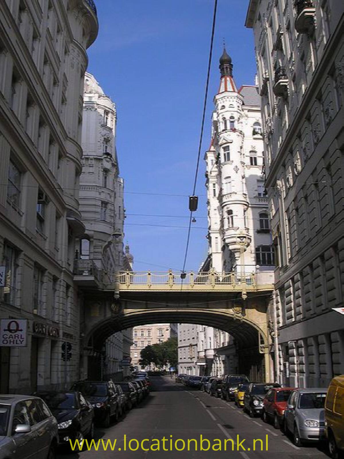 Street mit alte Br&uuml;cke