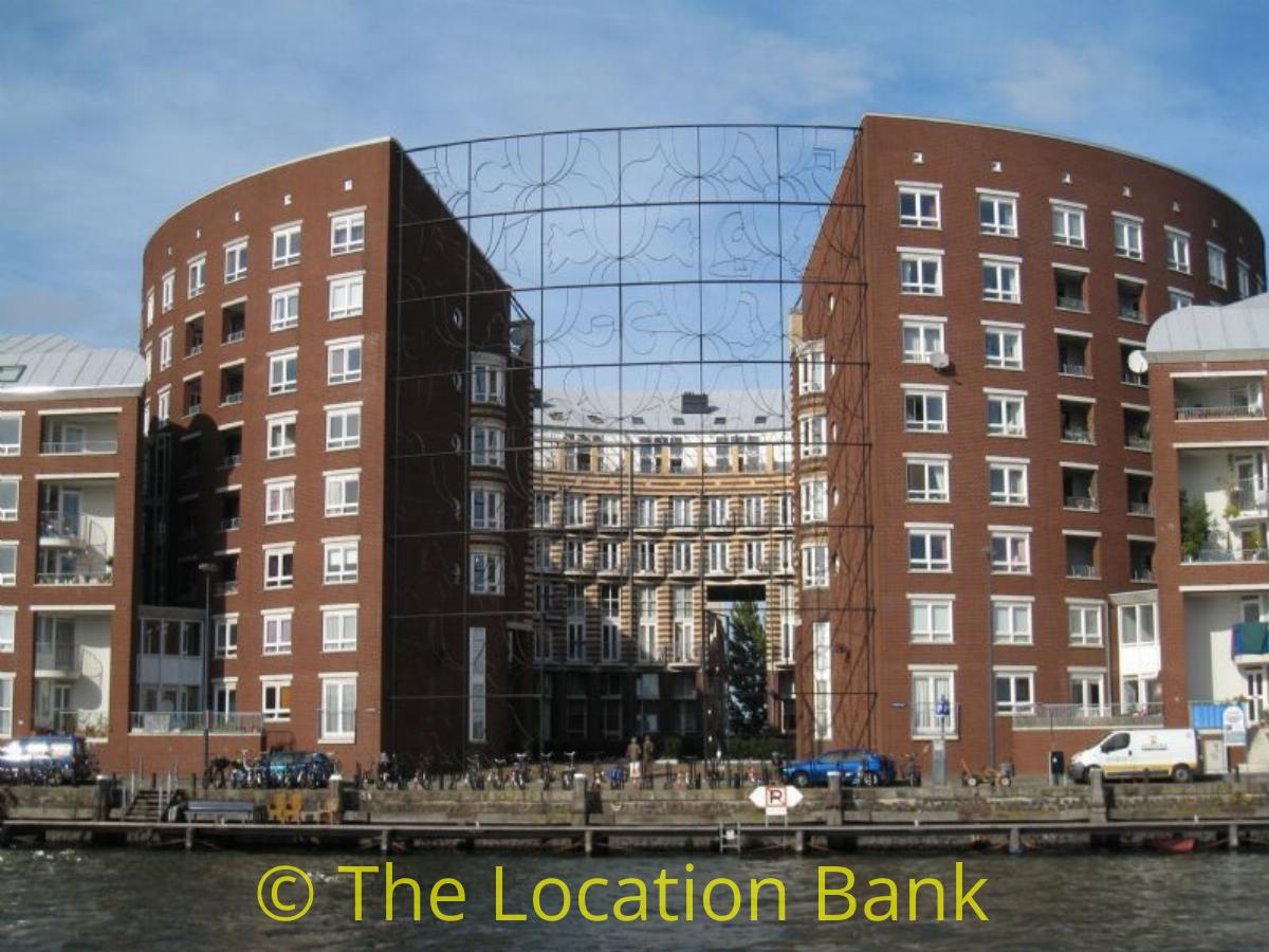 flatgebouw en rond gebouw van baksteen