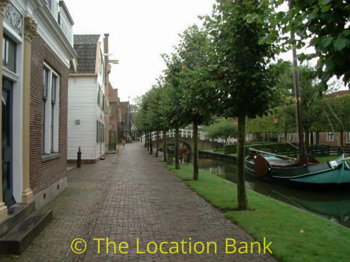 Oude dorpsstraat aan het water