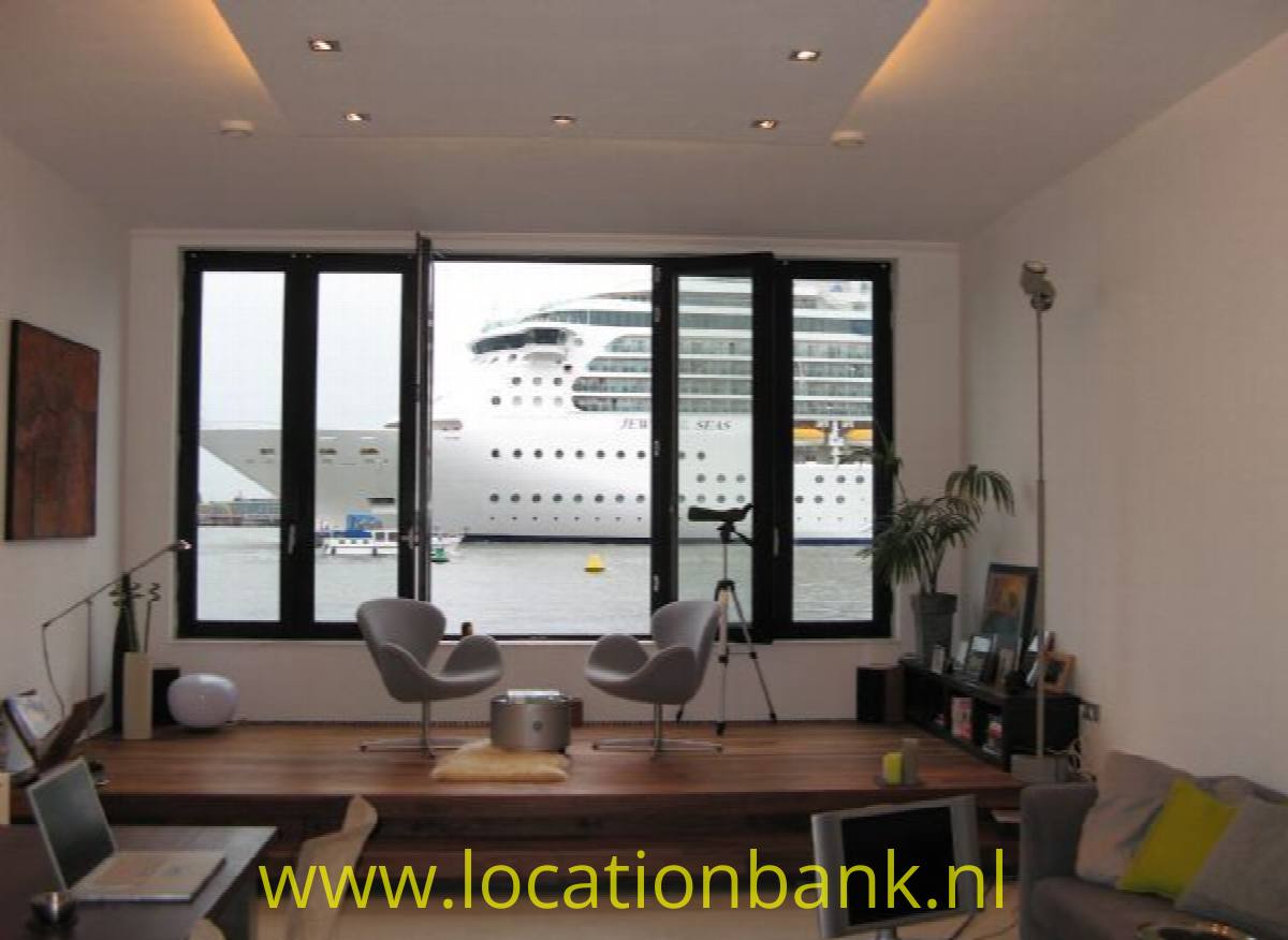 Wohnzimmer mit passing boat