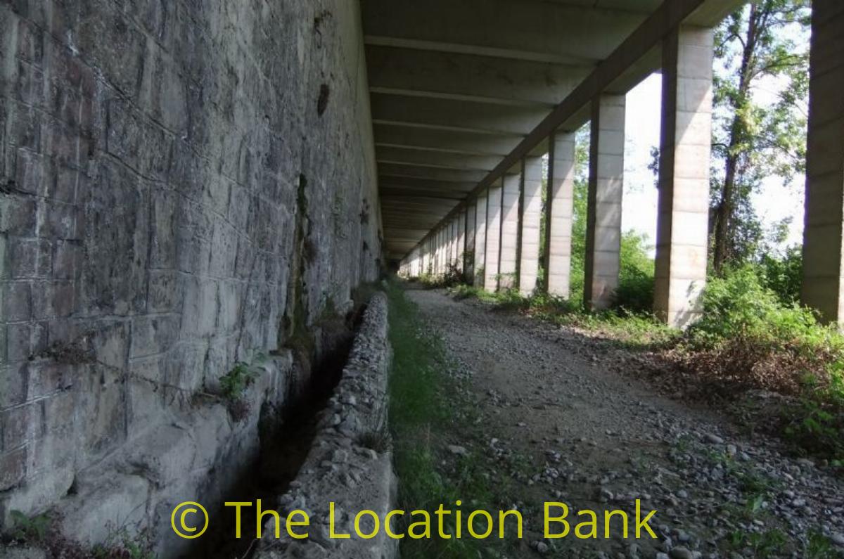 Verlaten spoorweg tunnel zonder rails