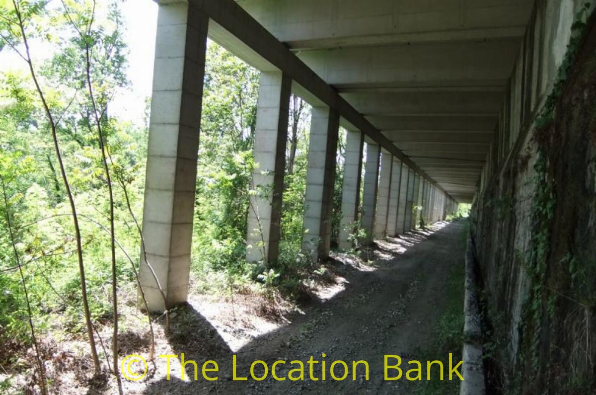 Verlaten spoorweg tunnel zonder rails