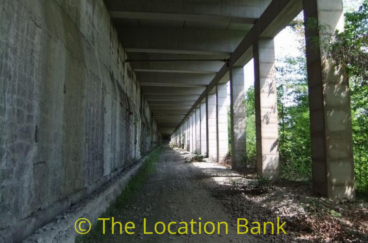 Viaduct met Landweg