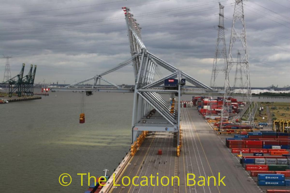 Haven met container terminal en hijskranen