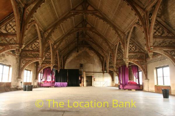 filmlocatie Lege Neogothische kerk