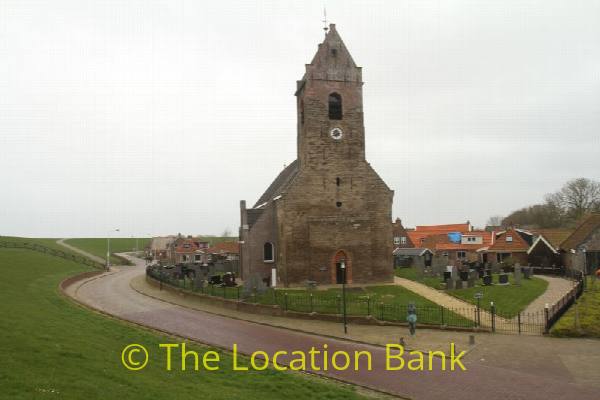filmlocatie kerk met begraafplaats langs weg en dijk landschap