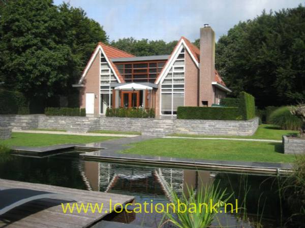 filmlocatie Onder architectuur gebouwde vrijstaande villa met designelementen en grote ruime tuin met zwemvijver of zwembad
