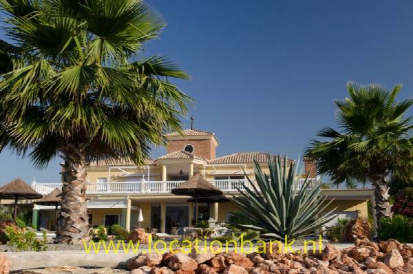 filmlocatie Luxe Spaanse villa in fraai aangelegde tuin met infinity pool en panoramische vergezichten