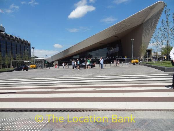 filmlocatie plein met moderne architektuur gebouw