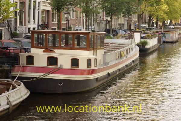 filmlocatie modern ingericht woonschip met terras en stuurhut