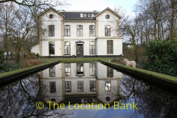 filmlocatie In het midden van het land leegstaande buitenplaats vrijstaand landhuis en koetshuis met parklandschap, vijver en Japanse tuin