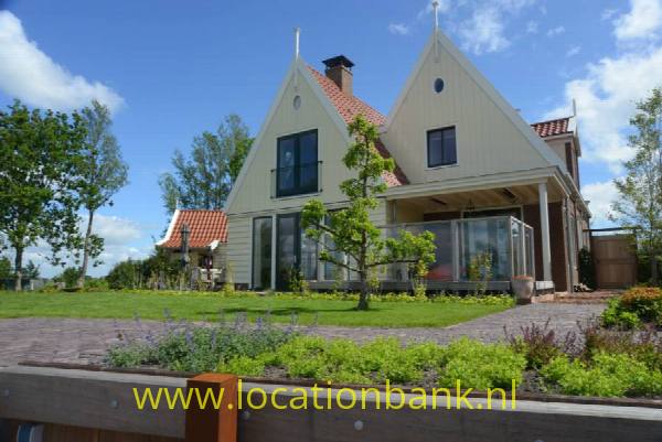 filmlocatie Landelijk gelegen luxe villa aan het water. In charmante Waterlandse stijl. Onder architectuur aangelegde tuin. Terras aan het water met jacuzzi. Zonnig gelegen. Ruim en sfeervol.