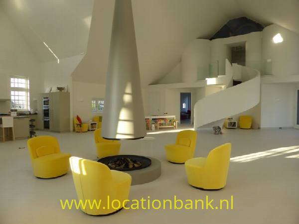 filmlocatie moderne binnenhuis architektuur. Villa met Zeer  hoge open ruimte zonder muren.
