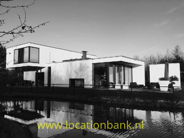 filmlocatie witte moderne villa aan het water