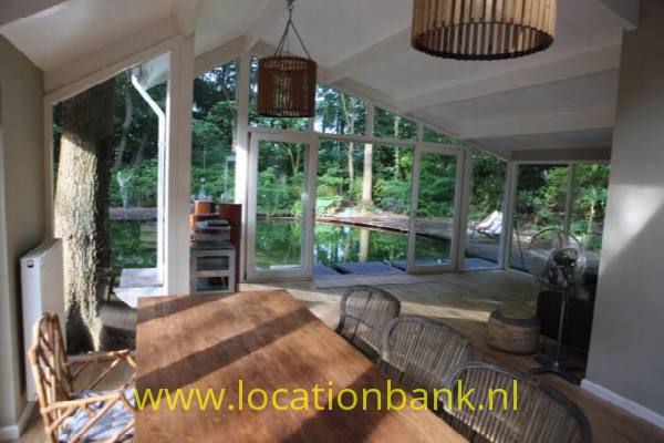 filmlocatie Vrijstaande villa en huis aan prive zwembad natuurbad of zwemvijver in het bos