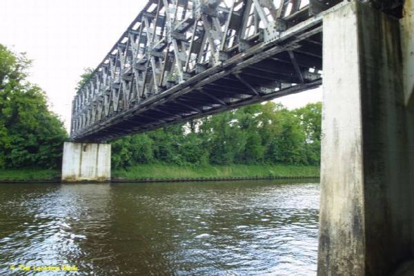 filmlocatie Antieke ijzeren vooroorlogse brug enkel baans weg