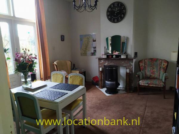 filmlocatie Zeventigger jaren Eengezinswoning met veel lichtinval. Klassieke stijl met schoorsteenmantels en gaskachels. Glas in lood kamerdeuren