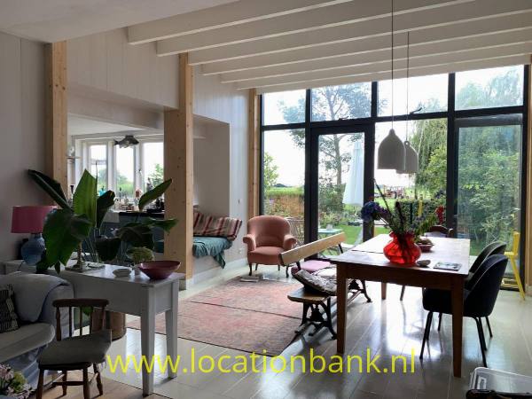 filmlocatie landelijk huis aan water met tot ver! Frisse lichte inrichting met veel kleur en Klassieke keuken