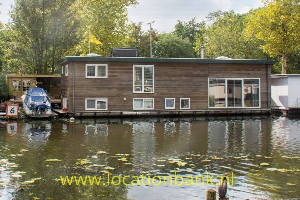 filmlocatie Moderne woonboot (Splitlevel) in Rotterdam Noord met een ruime moderne tuin met diverse zitjes. Veel licht in de boot en mogelijkheid om van de overkant te filmen.