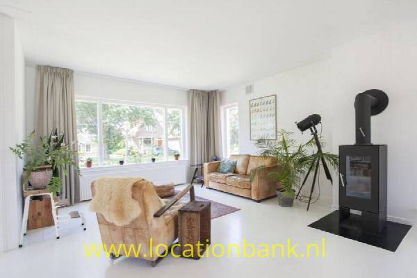 filmlocatie Wit Huis Vrijstaand licht Huis met grote tuin en uitzicht op weilanden met oprit