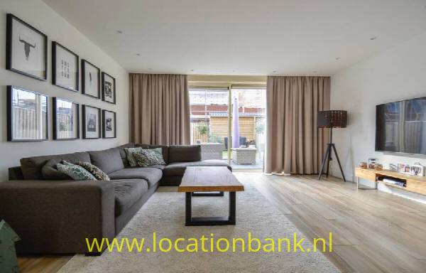 filmlocatie hoekwoning jaren 30 stijl. veel daglicht door de vele ramen. 
Grote tuin van 12 bij 8