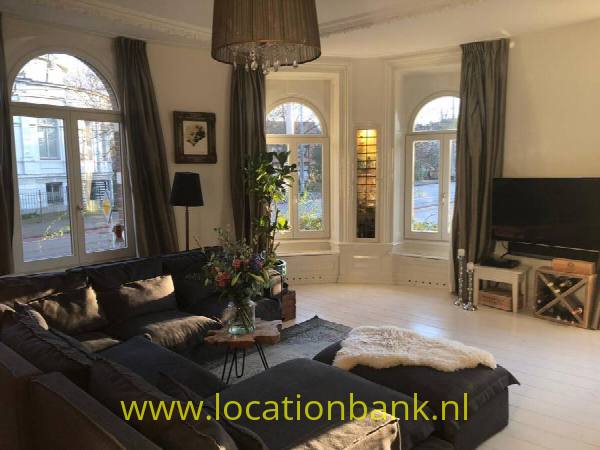 filmlocatie hoekhuis in Amsterdam met originele details zoals ornamenten en uitzicht.