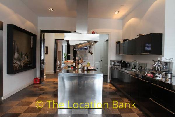 filmlocatie Amsterdams Grachtenpand met  ruime woonkamer en RVS keuken met kookeiland en bank kluis in de kelder