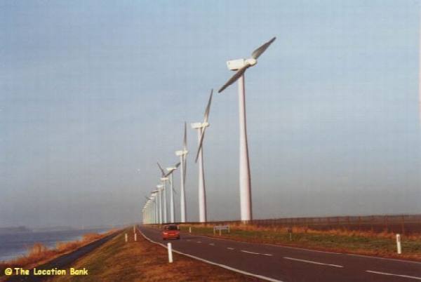filmlocatie Weg met windturbines aan het water kustweg