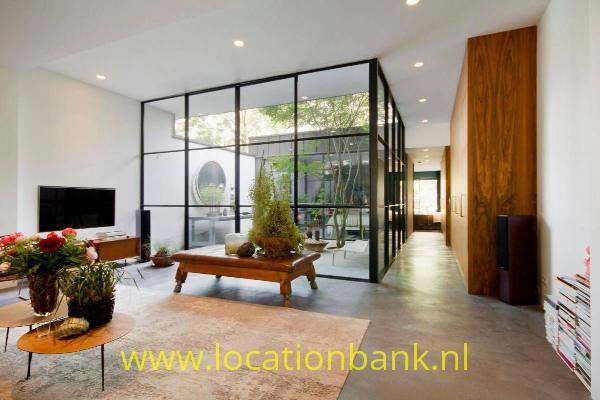 filmlocatie Luxe appartement met binnentuin en Patio plus glazen wand in Amsterdam op begane grond.