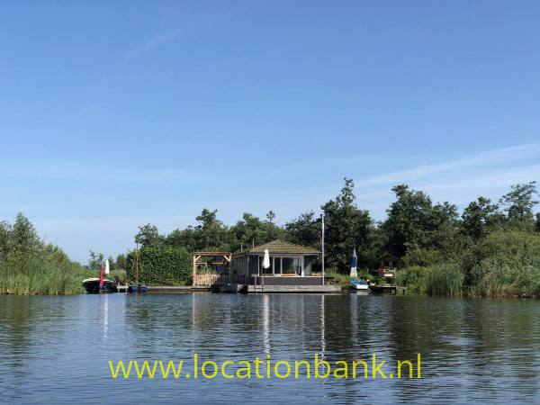 filmlocatie Een woonboot op een unieke locatie in Friesland. Alleen te bereiken per boot (2min varen). Op een eiland. Grote tuin.