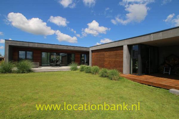 filmlocatie moderne Villa Vrijstaande woning met tuinhuis aan het water. Grote tuin, met kas, hot tub, bijenkasten, bootje.