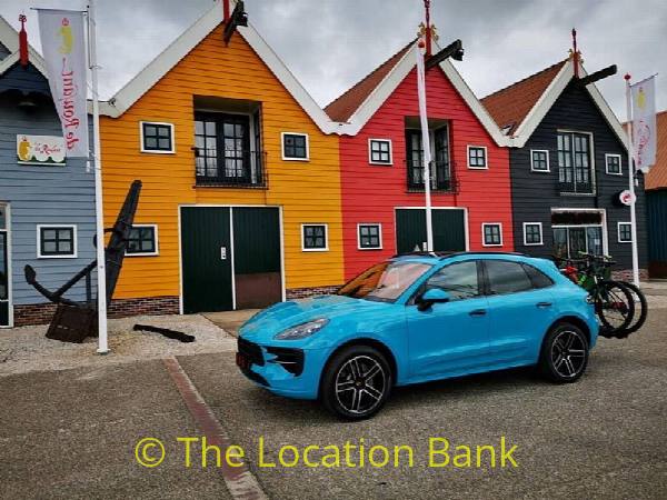filmlocatie Gekleurde huizen straat kleurrijk vissers haven automotive