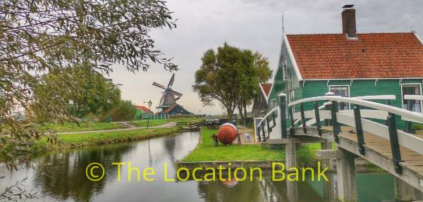filmlocatie Oud hollands landschap met windmolen en houten voet bruggetje
