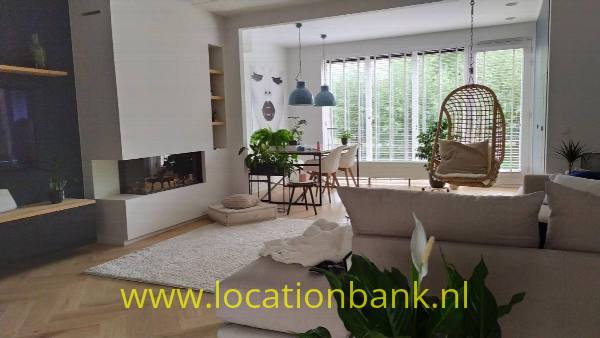 filmlocatie Moderne tussenwoning met luxe uitstraling. Shutters, ligging aan water, visgraat vloer en sfeervolle gashaard