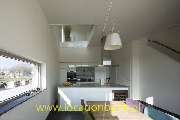 filmlocatie Moderne grachtwoning, hoekhuis, 4 woonlagen met balkon op 1ste etage en dakterras, 200m2 woonoppervlak en dakterras +/-35m2. Gelegen aan gracht (bijna gereed) vlakbij brug, met toegankelijk en ruim trottoir voor het huis.