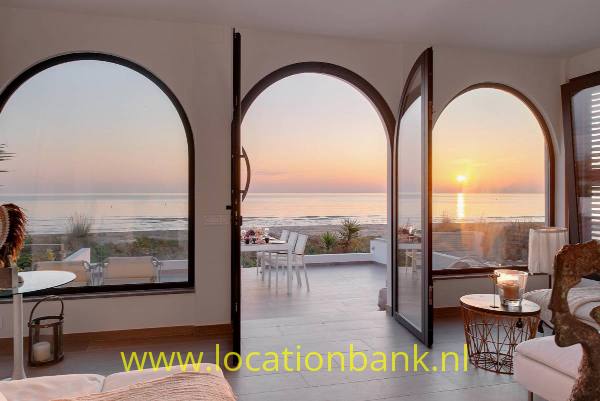filmlocatie Een net gerenoveerd beach house op het strand in Balinese / Ibiza stijl. Gelegen aan het mooiste strand van de Costa Blanca in Spanje