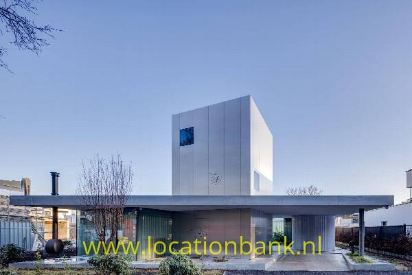 filmlocatie Moderne villa architectuur Minimalistische betonnen villa met veel glas en patio