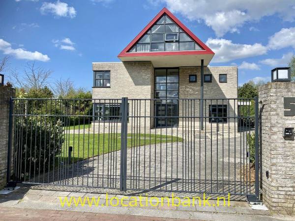 filmlocatie Villa Moderne villa in lommerrijke en zeer rustige villa wijk met veel ruimte in en om het huis. Groot terras met zwembad en jacuzzi.
