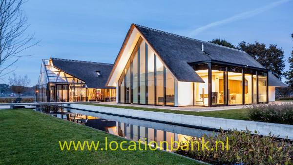 filmlocatie Villa Moderne villa woning moderne woning modern huis minimalistisch buiten zwembad rieten dak, glas serre buitengebied wijngoed landhuis